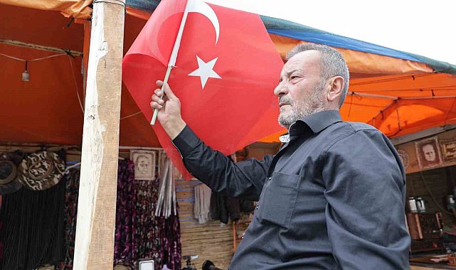 Vasiyeti bayrak olan şehidin babası her yeri bayrakla donatıyor