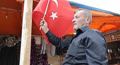 Vasiyeti bayrak olan şehidin babası her yeri bayrakla donatıyor