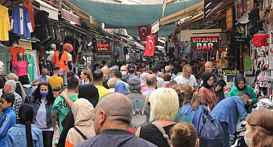 Vatandaşlar Tarihi Kemeraltı Çarşısı'na akın etti