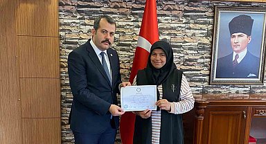 Vezirköprü'nün tek kadın muhtarı mazbatasını aldı