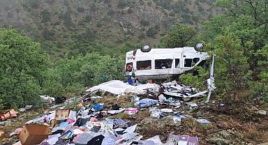 Viraji alamayan minibüs şaramplole yuvarlandı: 1 yaralı