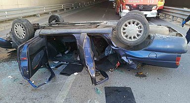 Virajı alamayan otomobil alt geçite düştü: 2 yaralı
