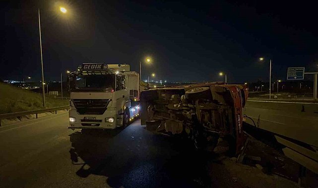 Virajı dönemeyen odun yüklü kamyon devrildi: 1 yaralı