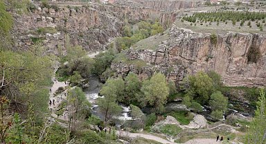 Volkanik patlamadan doğan Melendiz Çayının içerisinden aktığı Ihlara Vadisi göz kamaştırıyor