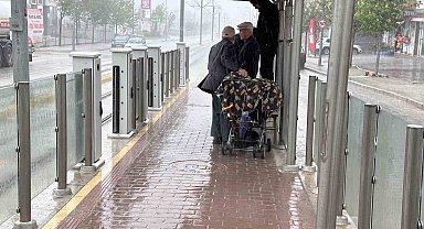 Yağmura hazırlıksız yakalanan vatandaşlar korunacak yer aradı