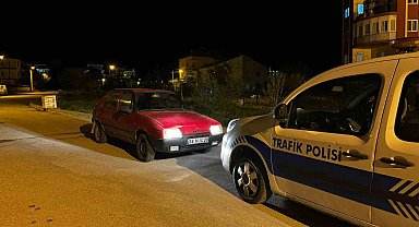 Yakalanacağını anlayınca araçtan inip kaçmaya çalıştı, yere düşerek yaralandı
