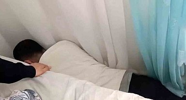Yakalanmamak için baza ile duvar arasına saklandı