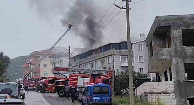 Yalova'da bir binanın çatı katında çıkan yangında 4 daire küle döndü