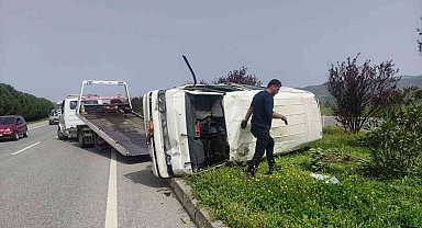Yalova'da kontrolden çıkan minibüs takla attı, 2 kişi yaralandı