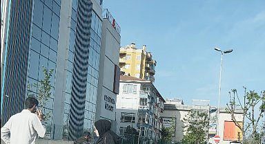Yalova'da kontrolden çıkan otomobil demir korkuluklara çarptı