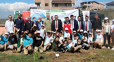Yalova'da öğrenciler okul bahçesine meyve ağacı fidanı dikti