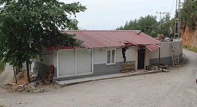 Yamaç paraşütçülerini indirdikten sonra freni boşalan safari aracı boş eve daldı