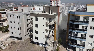 Yana doğru yatan o binanın yıkımına başlandı