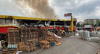 Yangın 2 saate kontrol altına alındı, market küle döndü