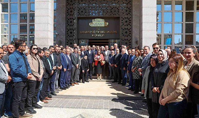 Yeniden seçilen Başkan Fatma Şahin, yeni döneminin ilk gününde coşkuyla karşılandı
