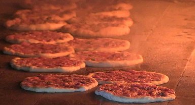 Yenipazar'daki pide ustalarından biri mektepli değerleri ise alaylı