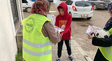 Yetim ve öksüz çocuklara bayram sevinci yaşatıldı