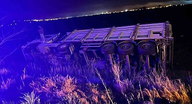 Yoldan çıkan kamyon tarlaya devrildi: 1 yaralı