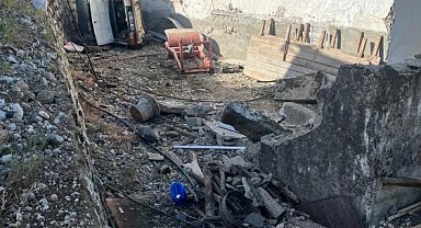 Yoldan çıkan otomobil direk ile ev arasında sıkıştı, sürücüsü ise öldü