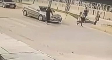 Yolun karşısına geçmeye çalışan yaya otomobilin altında kalmaktan kıl payı kurtuldu