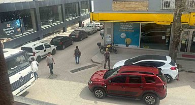 Yolun ortasına aracın park edip alışverişe gitti