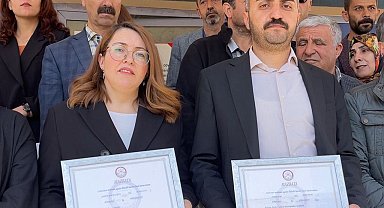 Yüksekova Belediye Başkanı mazbatasını aldı