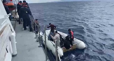 Yunan unsurlarınca ölüme terk edilen 4'ü çocuk, 16 kaçak göçmen kurtarıldı