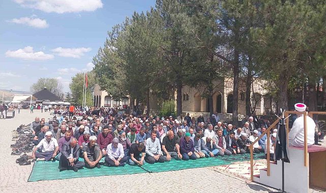 Yunus Emre'nin kabri başında eller 'yağmur' diye duaya açıldı
