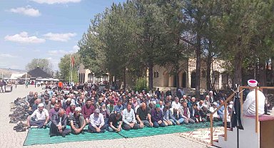 Yunus Emre'nin kabri başında eller 'yağmur' diye duaya açıldı