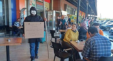 Yüzüne maske takıp, eline tırpan aldı: TEM'de sürücüleri böyle uyardı
