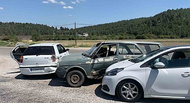 Zincirleme kazada 3 sürücü yaralandı