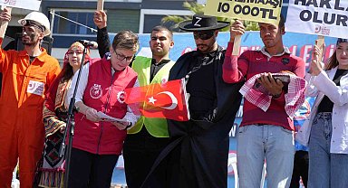 1 Mayıs kutlamalarına çizgi film ve sinema kahramanı Zoro kıyafeti ile katıldı