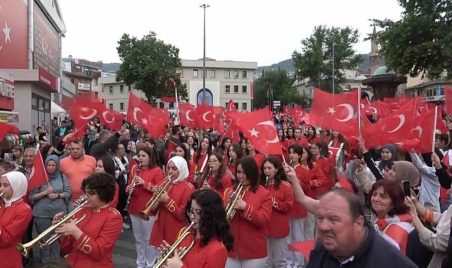 1. Osmangazi Gençlik Yürüyüşü Haluk Levent'in katılımıyla gerçekleştirildi