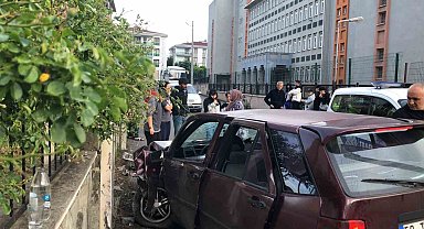 17 yaşındaki ehliyetsiz sürücü izinsiz aldığı arabayla kaza yaptı