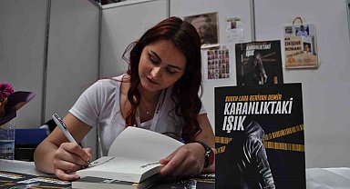 18 yaşında bir kitap yazıp yayınlayarak yazarlık kariyerine ilk adımını attı
