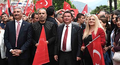 19 Mayıs coşkusu caddelere sığmadı