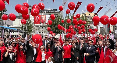 19 Mayıs'ın 105. yıldönümünde kırmızı beyaz 105 balon gökyüzüne bırakıldı