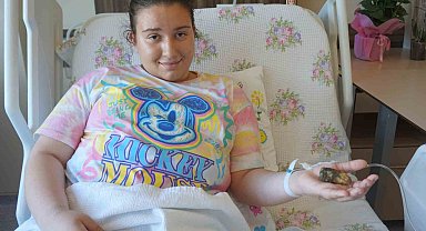 19 yaşındaki genç kızın safra kesesinden yumurta büyüklüğünde taş çıktı