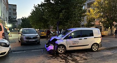 2 araç çarpıştı: 2 yaralı