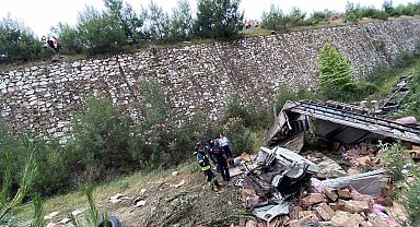 20 metrelik uçuruma düşen kamyonun sürücüsü öldü