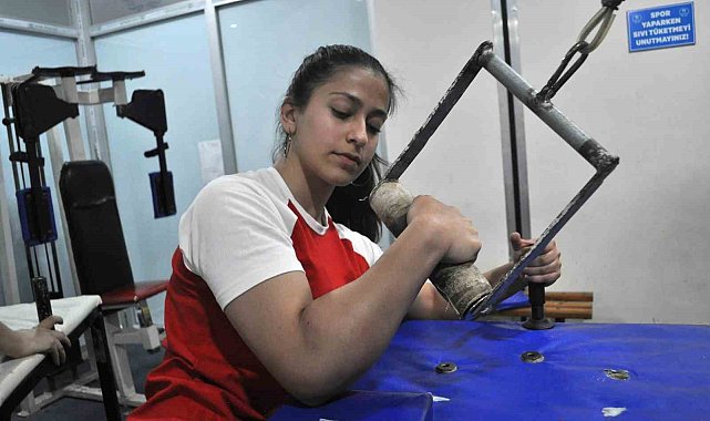 30 yıllık yıpranmış ekipmanlar ile antrenman yaparak Avrupa Bilek Güreşi Şampiyonası'nda 1'inci oldu