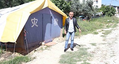 'Benden korkmuyorlar, alıştılar" diyen vatandaş, aç kalan domuzları köpek maması ve yemek artıklarıyla besliyor