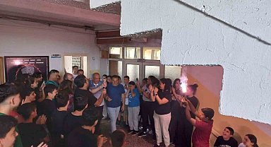 40 yıldır aynı okulda görev yapan "Kurtul Amca"ya yürek ısıtan emeklilik uğurlaması