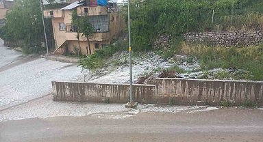 5 dakika dolu yağdı, Şırnak-Cizre yolu trafiğe kapandı
