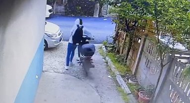 5 dakika içerisinde hem çevreyi kontrol etti hem de motosikleti çaldı