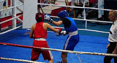 500 sporcu şampiyon olmak için yumruk sallıyor