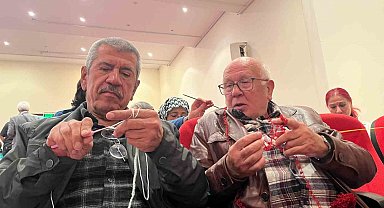 60 yaş üzeri erkekler alzaymırı örgü örerek yeniyor