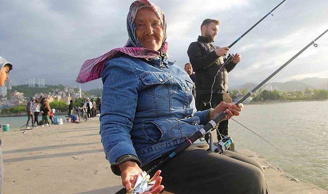 77 yaşındaki kadın, evlat acısını balık tutma hobisi ile dindiriyor