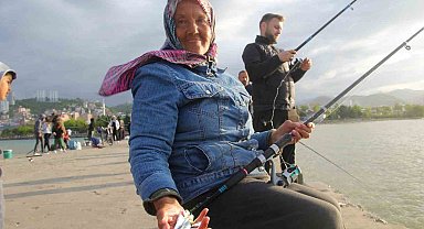 77 yaşındaki kadın, evlat acısını balık tutma hobisi ile dindiriyor