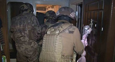 8 ilde göçmen kaçakçılarına operasyon: Elbise dolabından çıktılar